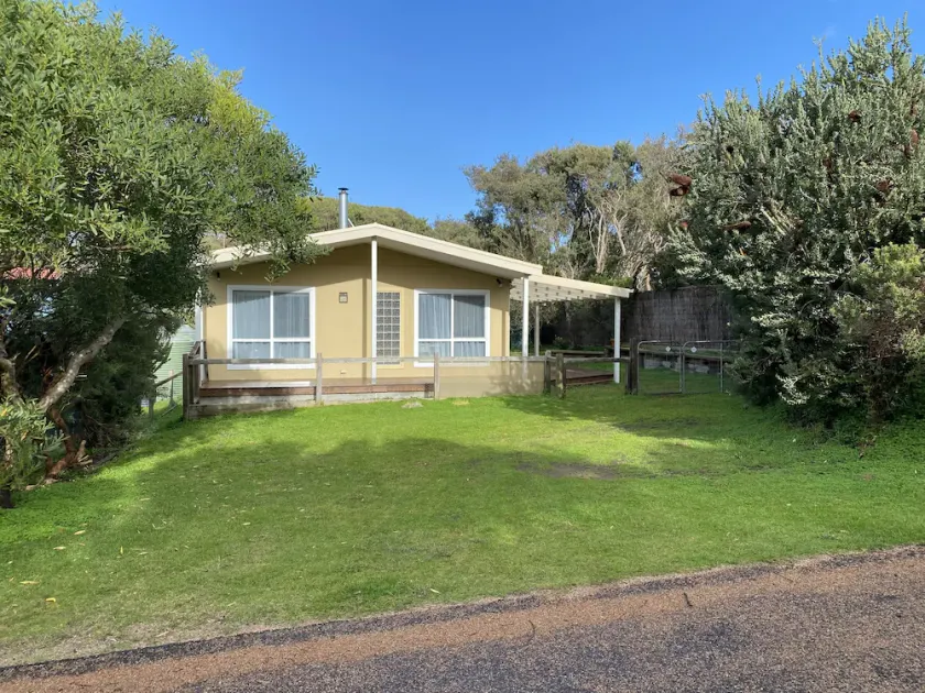 Dog friendly close to beach/shops, trampoline, hot outside shower, NBN Wifi - Image 1