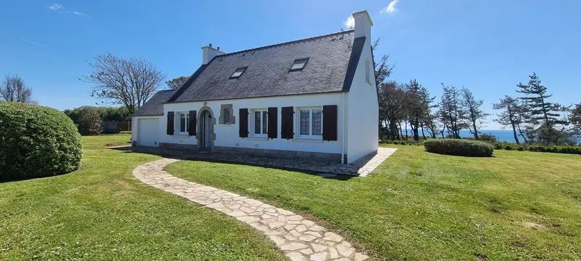Exceptional location 2 steps from the sea for this single storey house - Image 1