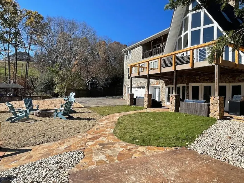 The Chalet on Lake Wylie, 5000 sq ft, Sleeps16, Pet Friendly, Close to Charlotte - Image 1