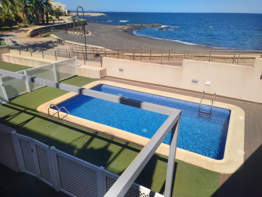 Apartment on the seafront with swimming pool, air conditioning /heating - Image 1