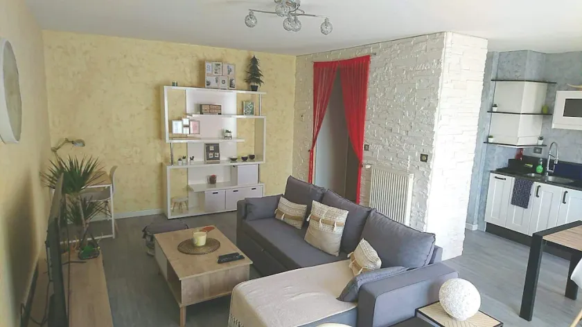Large apartment T2, quiet, near Lyon, balcony parking and transport - Image 1