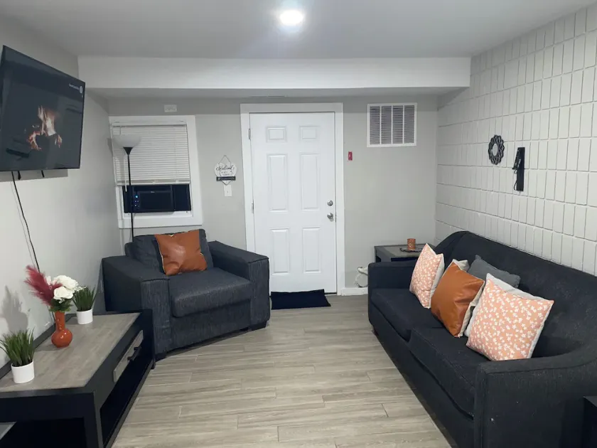 Cozy & Spacious / 3 Min Walk to Yale Hospital - Image 1