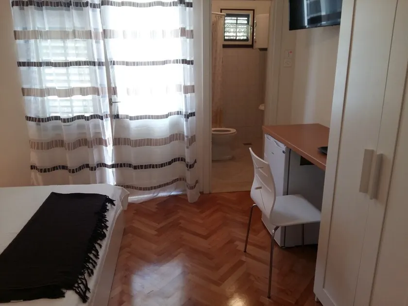 Spacious room near beach w private bathroom - Image 1
