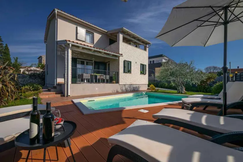 Villa mit Pool und schönem Garten - Image 1