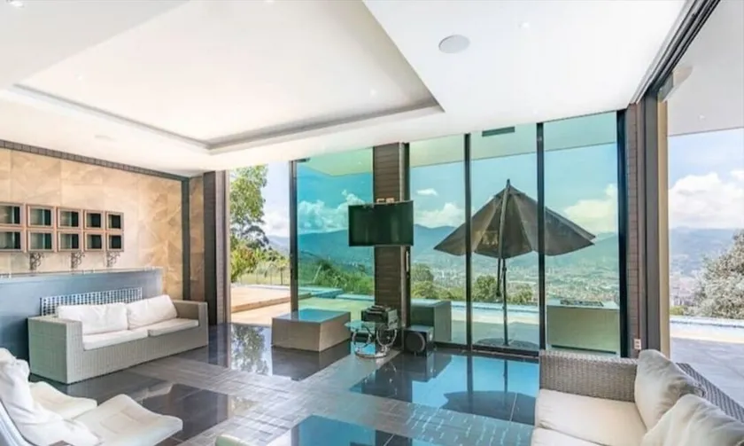 Luxurious 5 bedroom house with beautiful views - Image 1