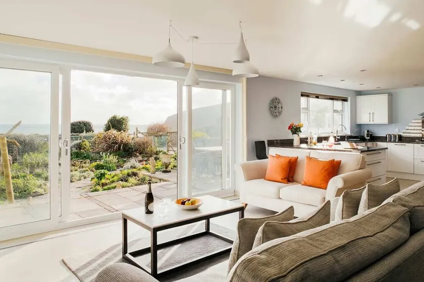 Bodeeve, Stilfuld og unik ejendom med panoramaudsigt over havet over Praa Sands - Image 1
