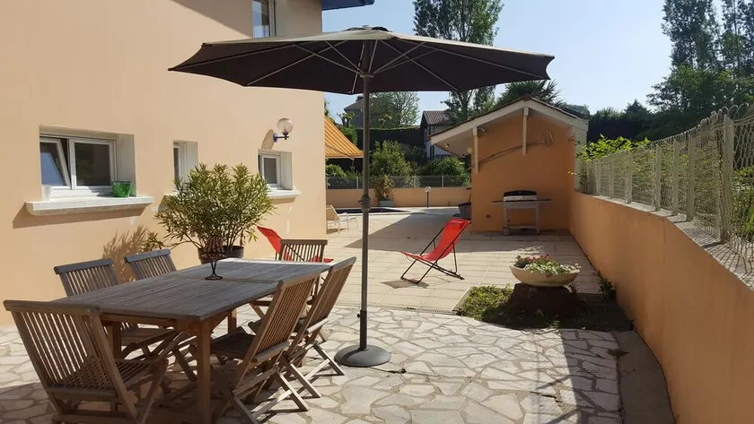 Apartment on the ground floor of a villa with a large swimming pool, beaches on foot. - Image 1