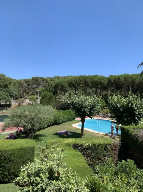 Appartement en résidence surveillée vue sur piscine - Image 1