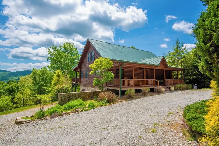 VIEWS, Fire Pit, Dogs Welcome, Fenced Yard! Close to New River Outfitters! - Image 1