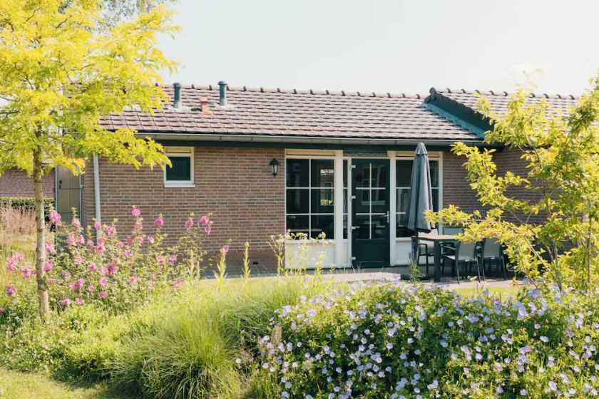 Cosy family bungalow for 6 guests in a car-free part of De Boshoek, with a spacious garden and fully equipped kitchen. - Image 1