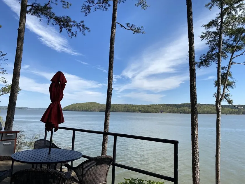 Perfect lake front cottage! Now with stairs to the water!  - Image 1