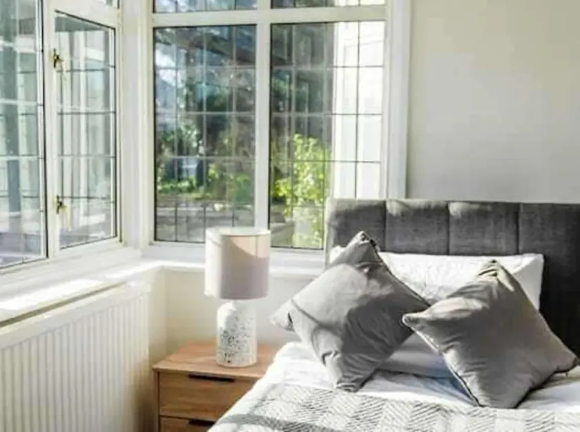 Serviced Accom Sleeps 8- Near London Free Parking - Image 1