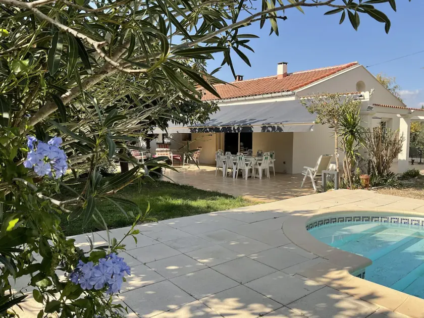 Villa deslumbrante com piscina privada e jardim - Image 1