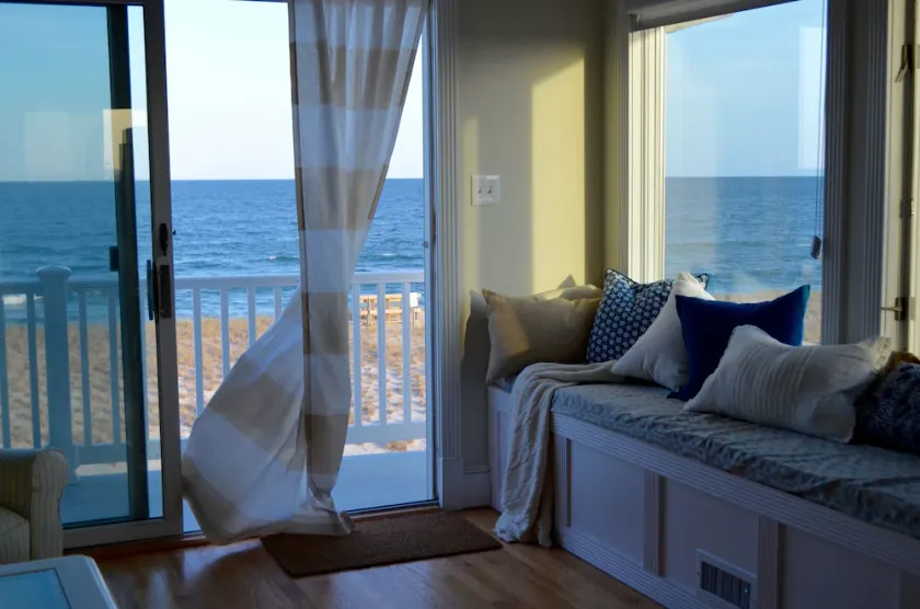Luxurious oceanfront home with its toes in the sand - Image 1