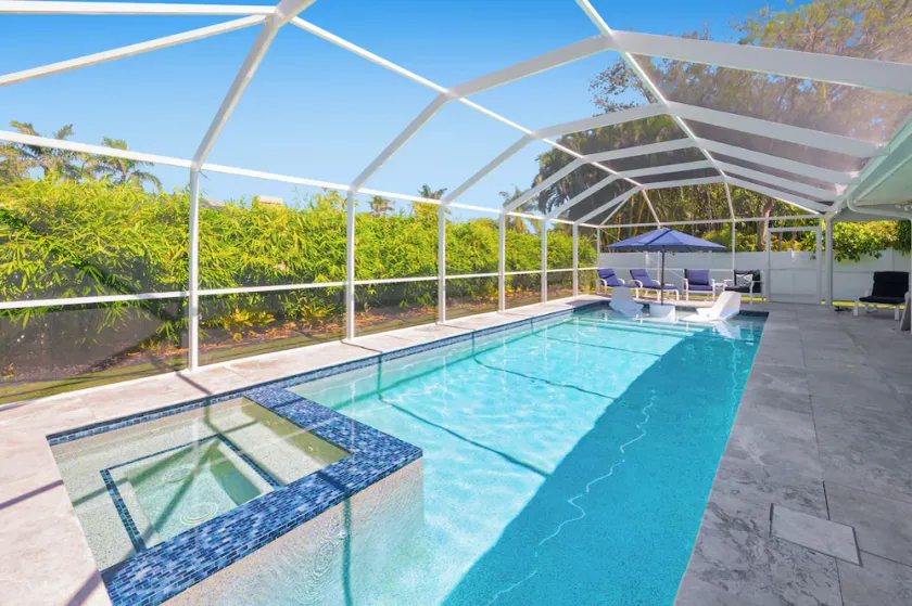 Zwei Master-Suiten, voll ausgestattetes Haus mit beheiztem Pool & Spa, nahe allem - Image 1