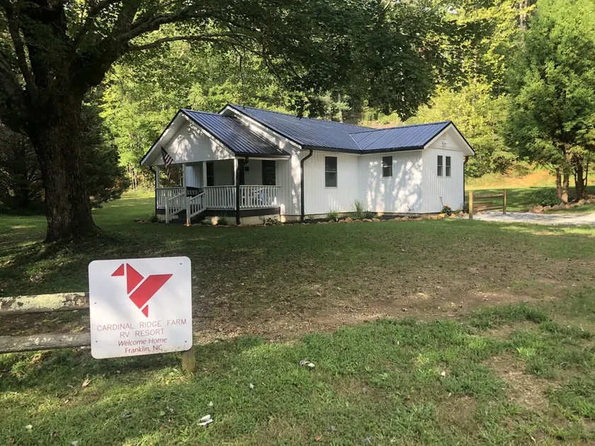 County Cottage Fully Renovated- close to everything! - Image 1