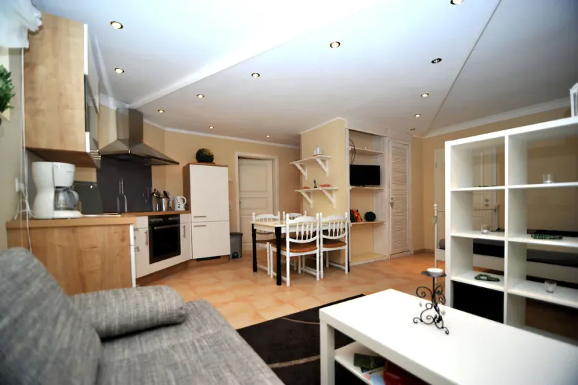 Brightly furnished non-smoking apartment in a quiet location - Image 1