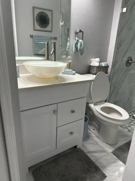 Romantic  /hot tub — 5 min from the mall - Image 1