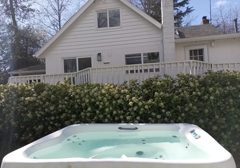  5RM Seattle house w/hot tub , 12 minutes to stadiums  - Image 1