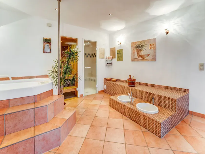 Apartment with wellness oasis - Image 1