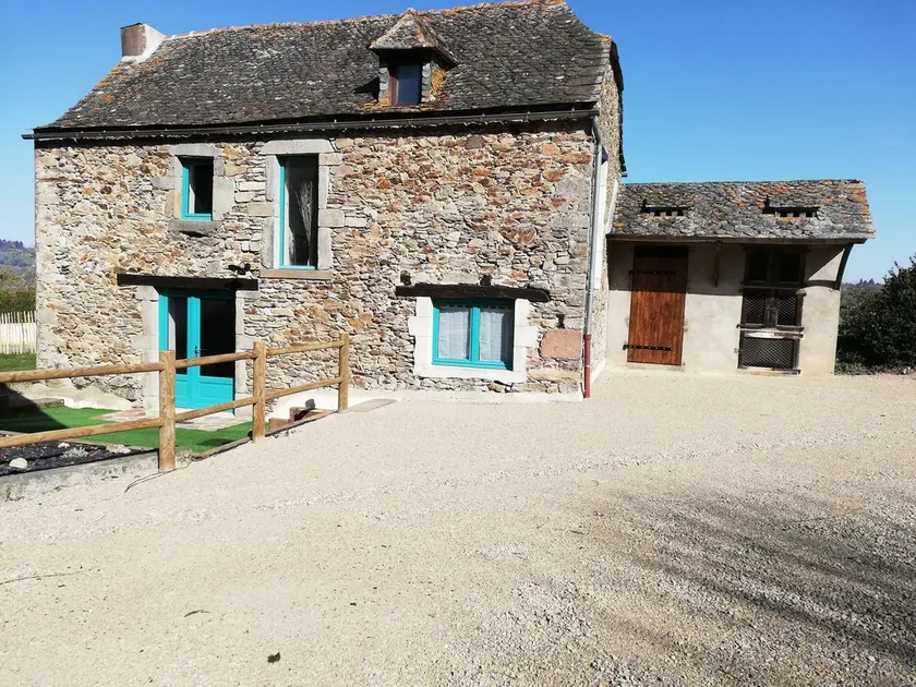 Detached 19th-century farmhouse in the Ségala region of Aveyron - Image 1