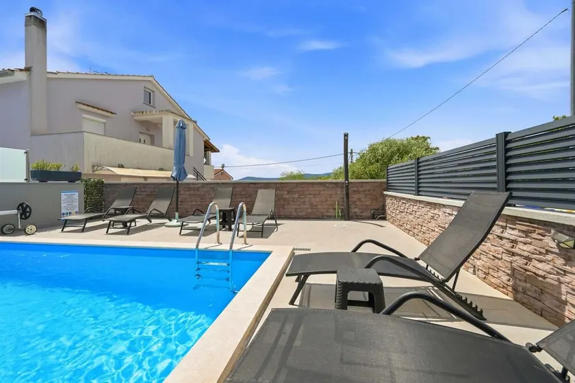 Holiday house Pink with Pool - Image 1