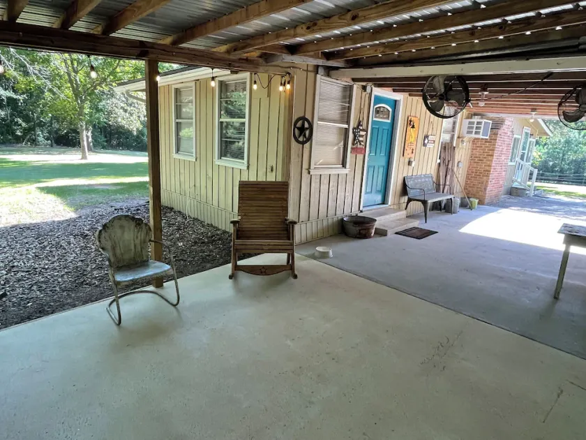 Beautiful Country Home on 11 Acres Near Toledo Bend Lake. - Image 1