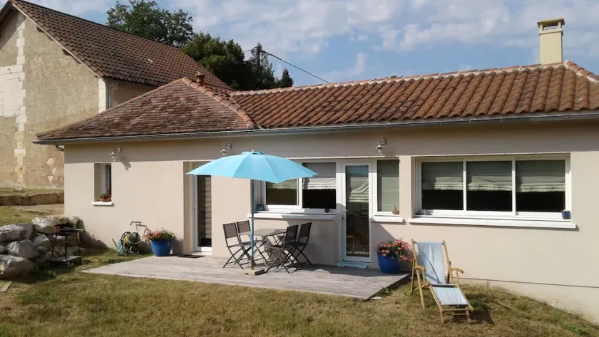 Detached house with access to private fishing pond - Image 1
