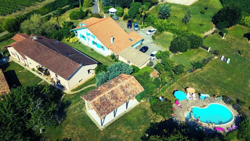 Villa Daisy large house with private garden and access to large garden with pool - Image 1