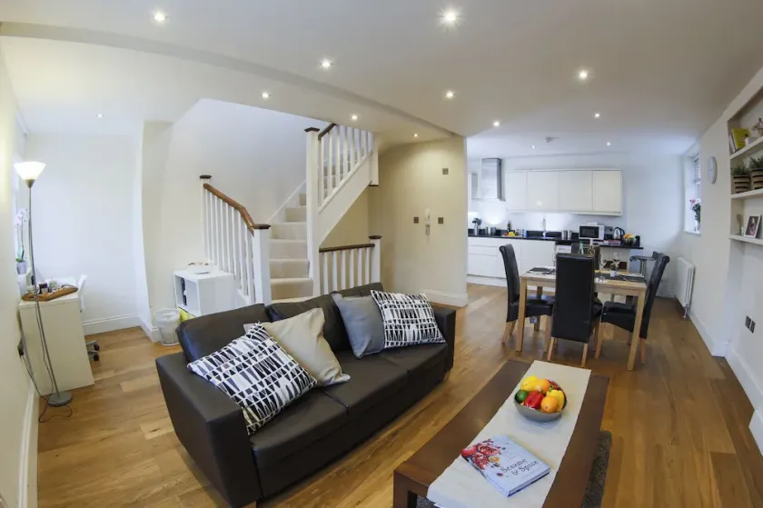 Finchley Central - Luxury 2 bed ground floor apartment - Image 1