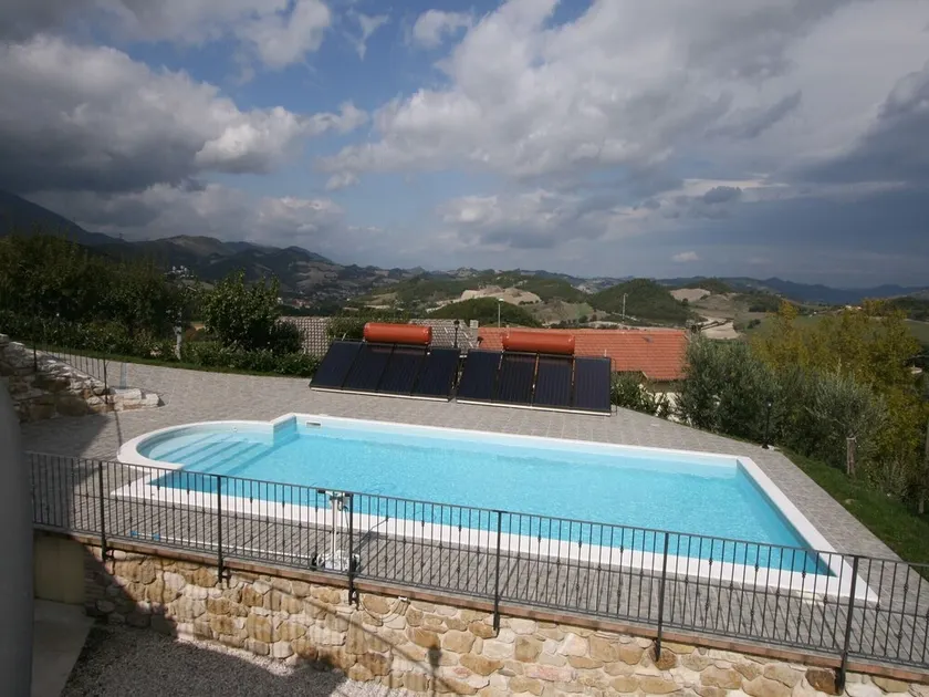 Bondgårdsvilla med pool - Image 1