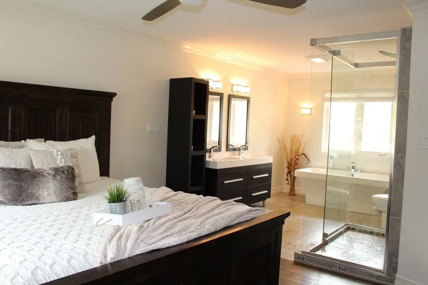 Luxurious Lakefront Home - Sleeps 12 - Image 1