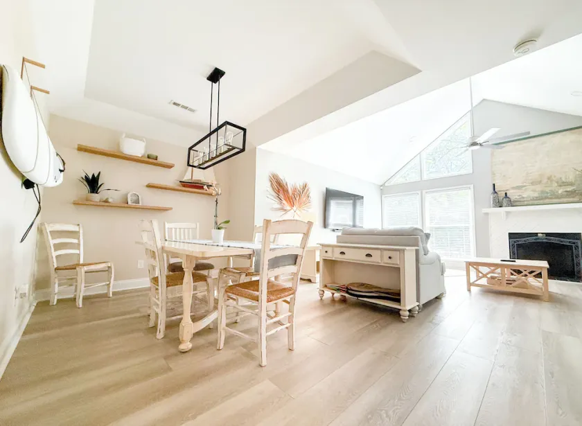 Just listed! Adorable WD Cottage, w/ putting green, and free golf cart! - Image 1