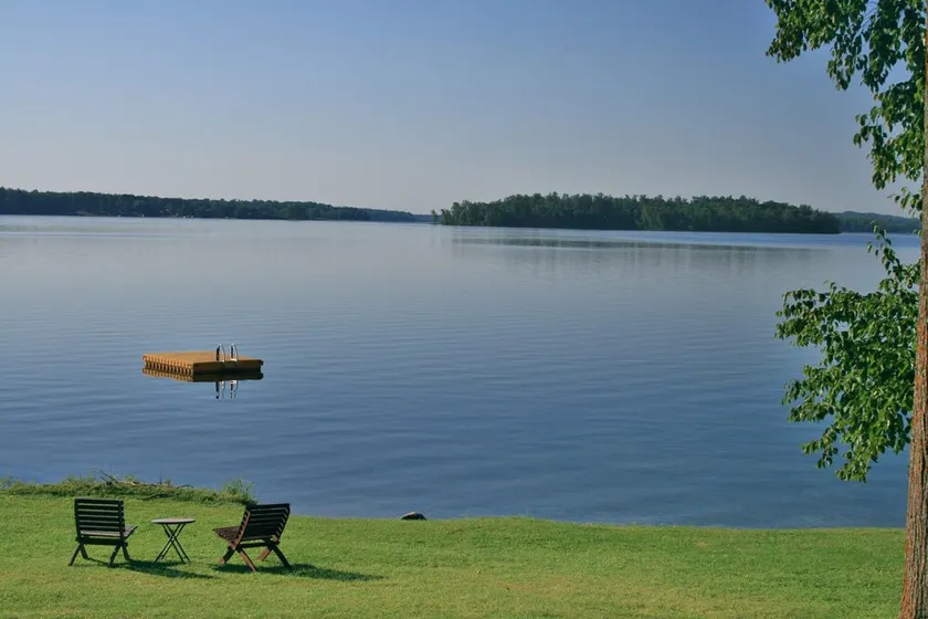LAKE POKEGAMA - \"BIG CABIN\" (Tilgrænsende hytter benytter til leje op til 28) - Image 1