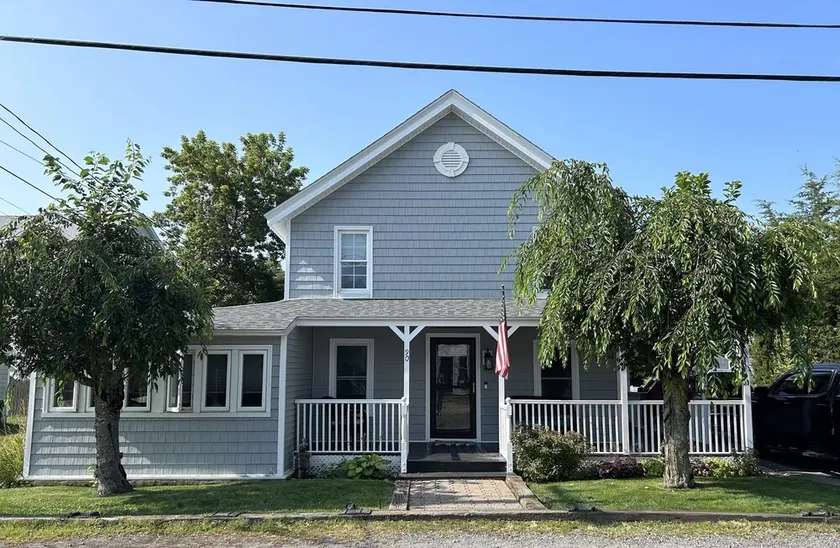 Large updated house just steps from the beach - Image 1