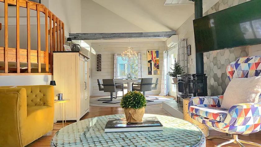 Stonington Borough  2 bed, 2 bath, Sleeps 6, close to beach, Fire place, pets - Image 1