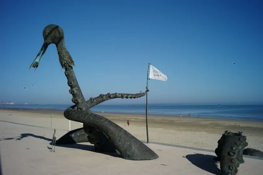 Vista de la playa de Malo-les-Bains y un pie en el Mar del Norte - Image 1