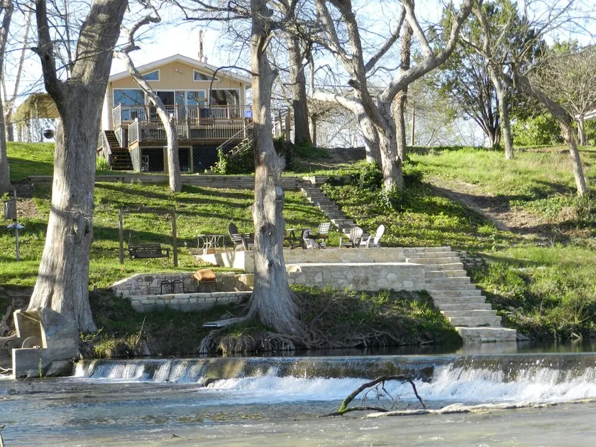 Malerisches Haus am Flussufer auf einer ruhigen Strecke von Guadalupe - Wasserfall vor einer riesigen Veranda - Image 1
