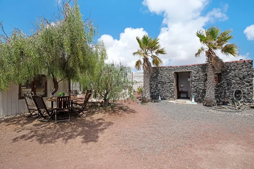 Holiday Home 'Aloe Art' with Shared Garden and Wi-Fi - Image 1