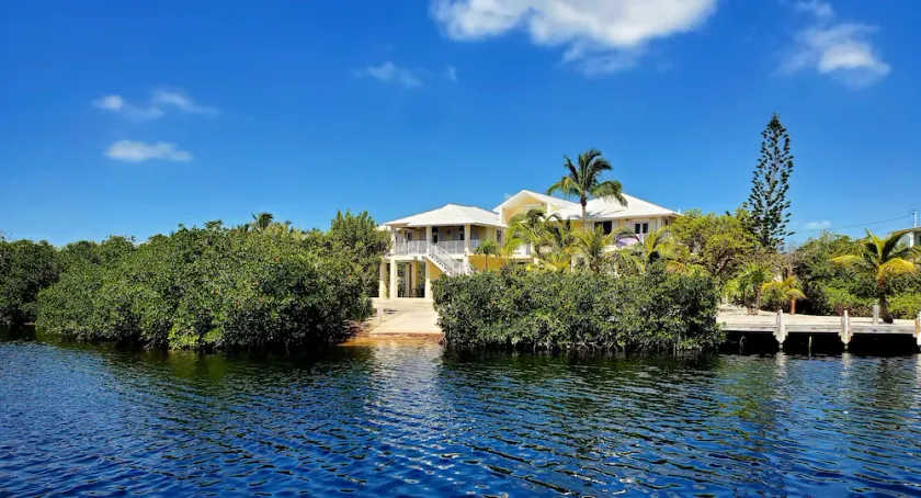 %OFF LUXURY HOME, WATERFRONT, 5 MINS FROM OCEAN, 80FT DOCK, HOT TUB - Image 1