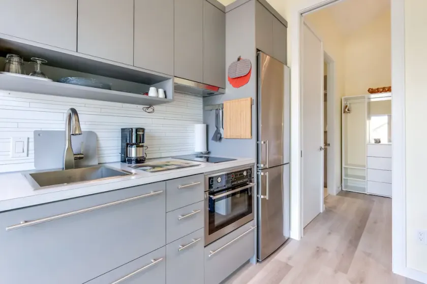 Downtown Suite close to the Beach (pet-friendly) - Image 1