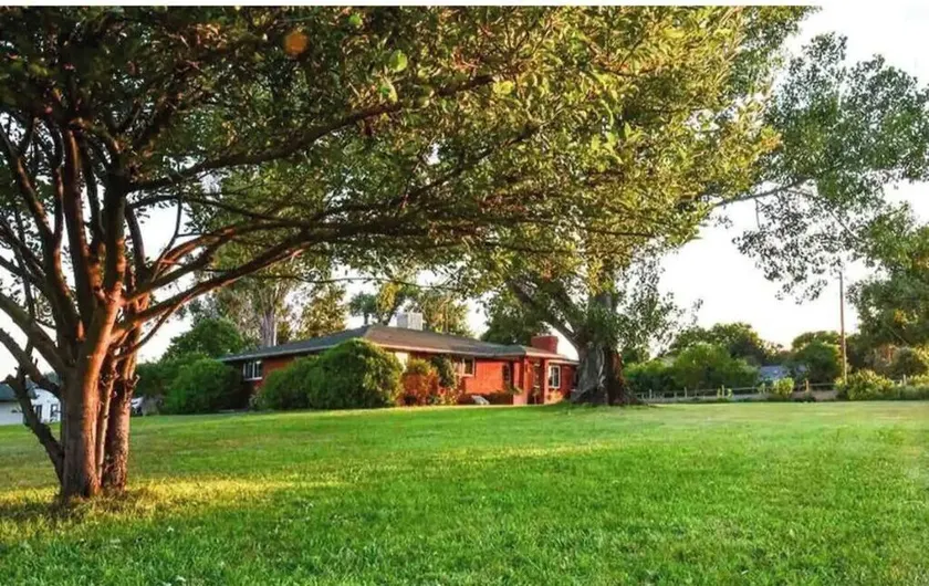 Mountain View Farmhouse; lots of extras! - Image 1