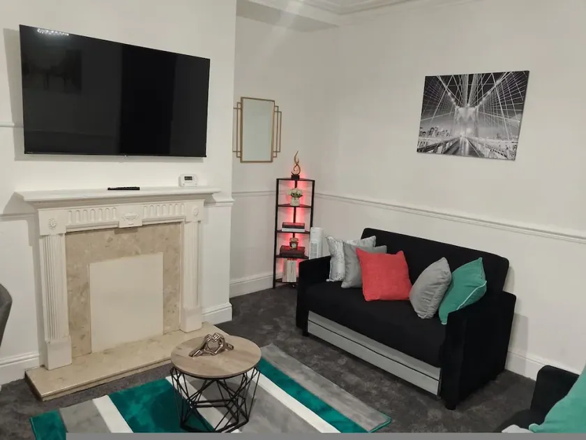 Spacious Leeds Home Sleeps 6 with Free Street Parking - Image 1
