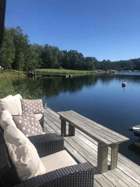 Sunny lakeside plot in beautiful & quiet bay. - Image 1