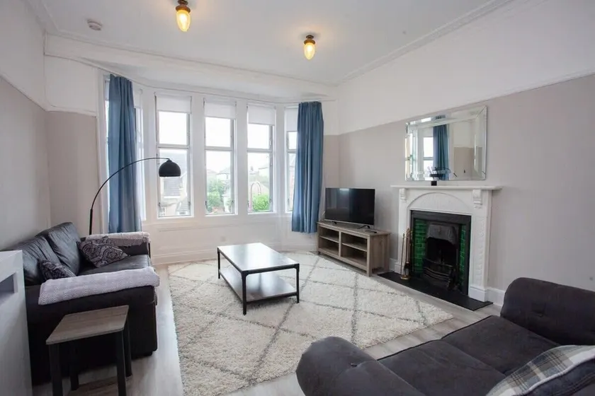 Charming 2 Bed Flat in Giffnock - Image 1