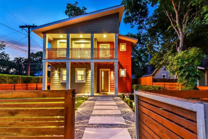 Downtown Austin Luxury House with Hot Tub + Golf Green + Fire Pit +Patio Misters - Image 1