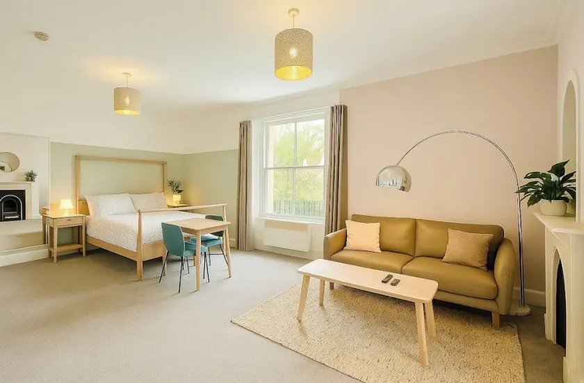 Tastefully decorated, central apartment with parking - Image 1