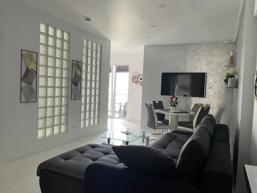 Luxury Westpark 2-Room Apartment Lakeview W5 - Image 1