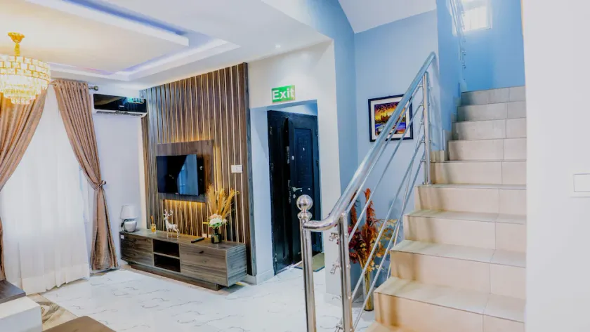 Grey Top Apartment - Image 1