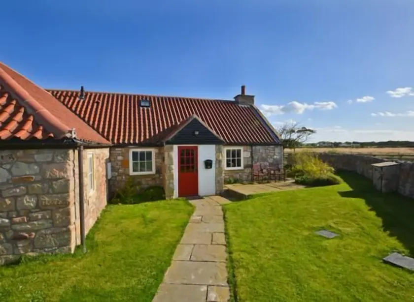 Stunning 2 bedroom barn conversion near the beach with views of open countryside - Image 1